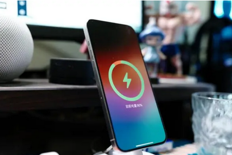 阜阳苹果15换屏服务分享用什么充电器给iPhone15充电更好 